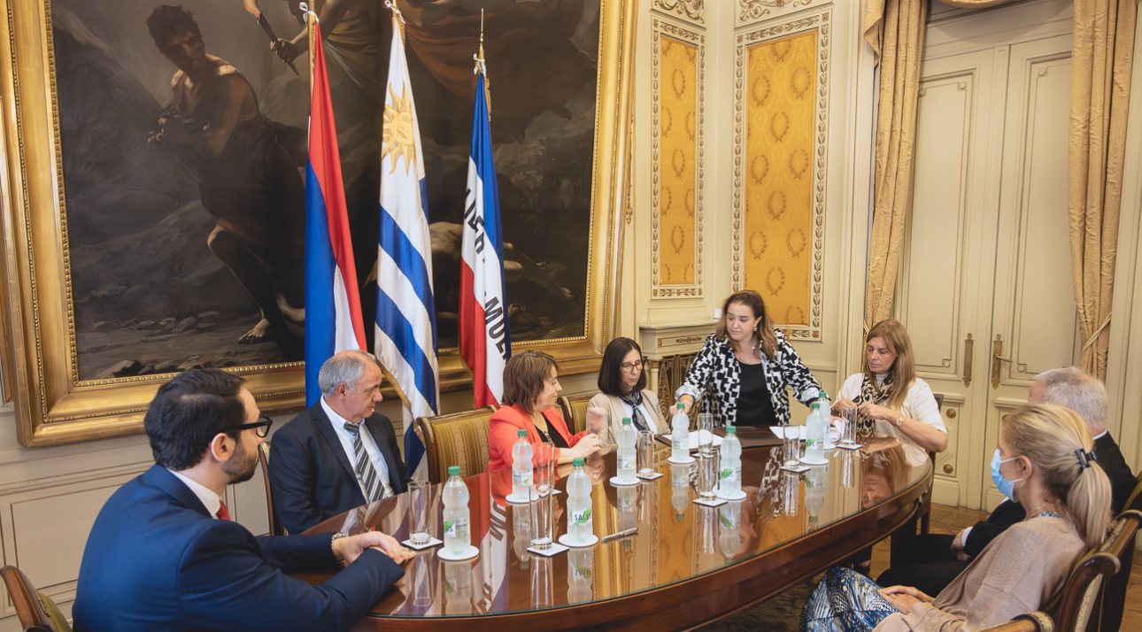 Autoridades firmando convenio